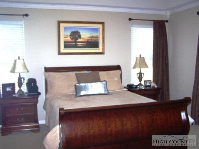 Image number 5 for the current listing