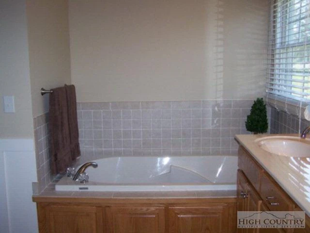 Image number 4 for the current listing