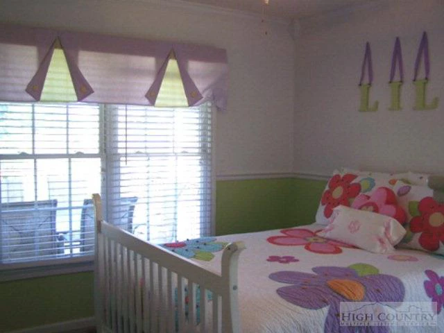 Image number 19 for the current listing