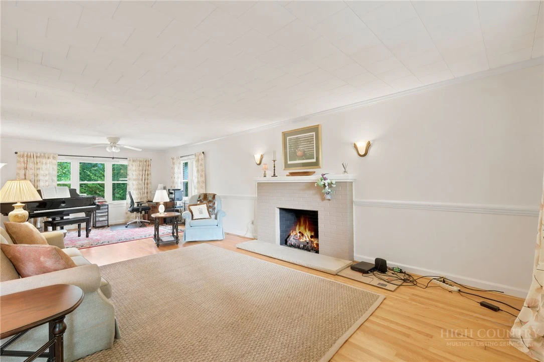 Image number 6 for the current listing