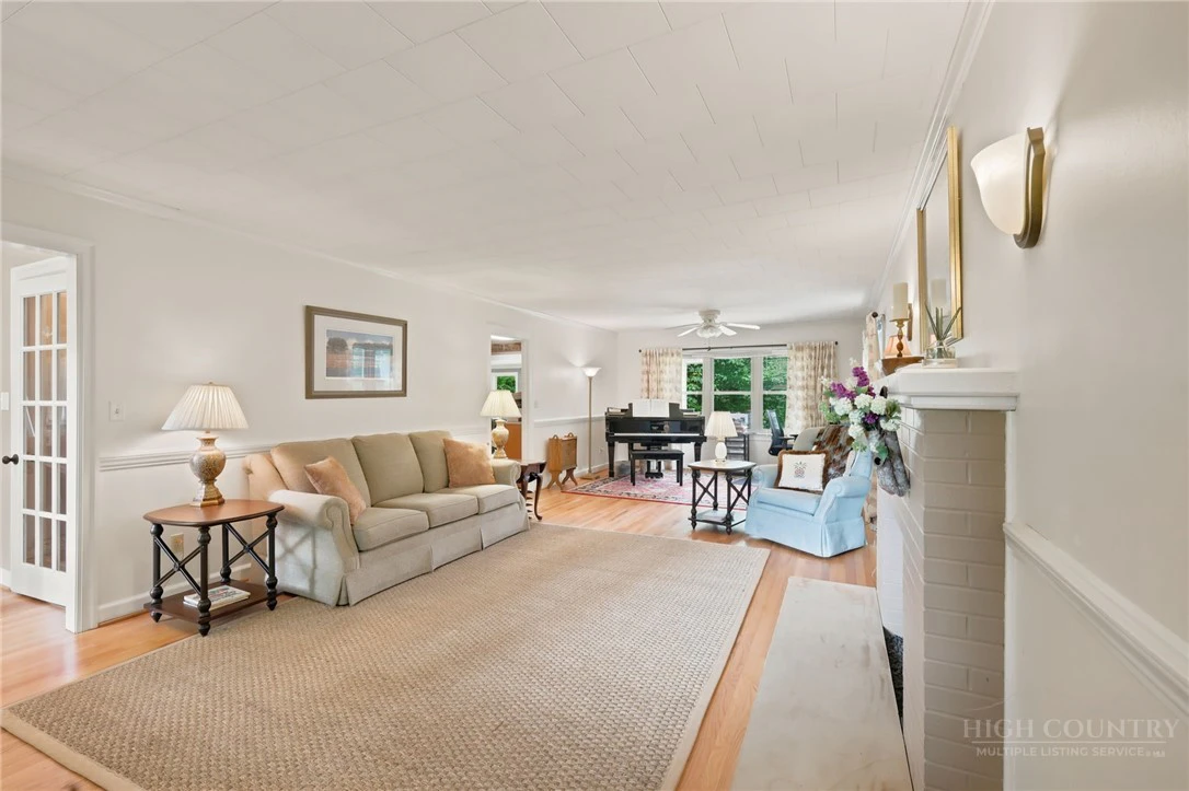 Image number 7 for the current listing