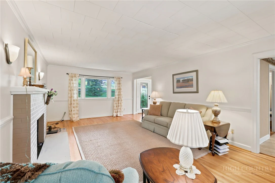 Image number 8 for the current listing