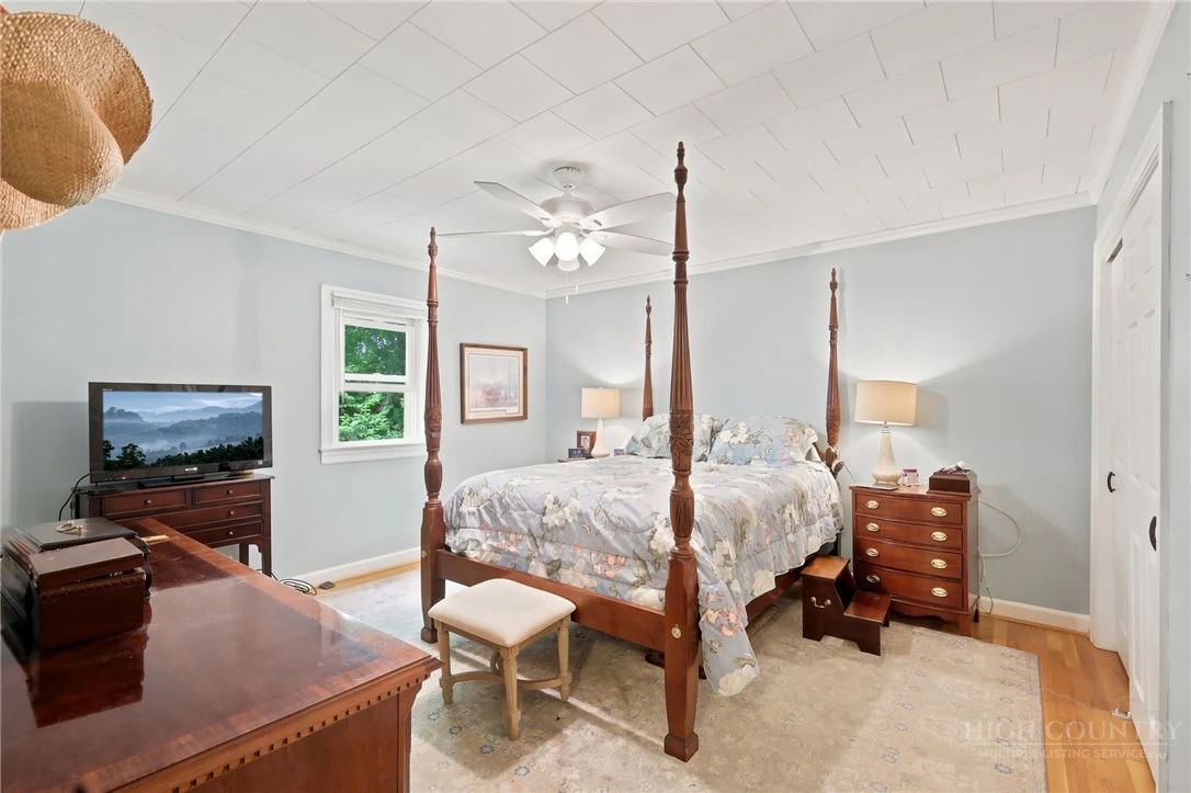 Image number 15 for the current listing
