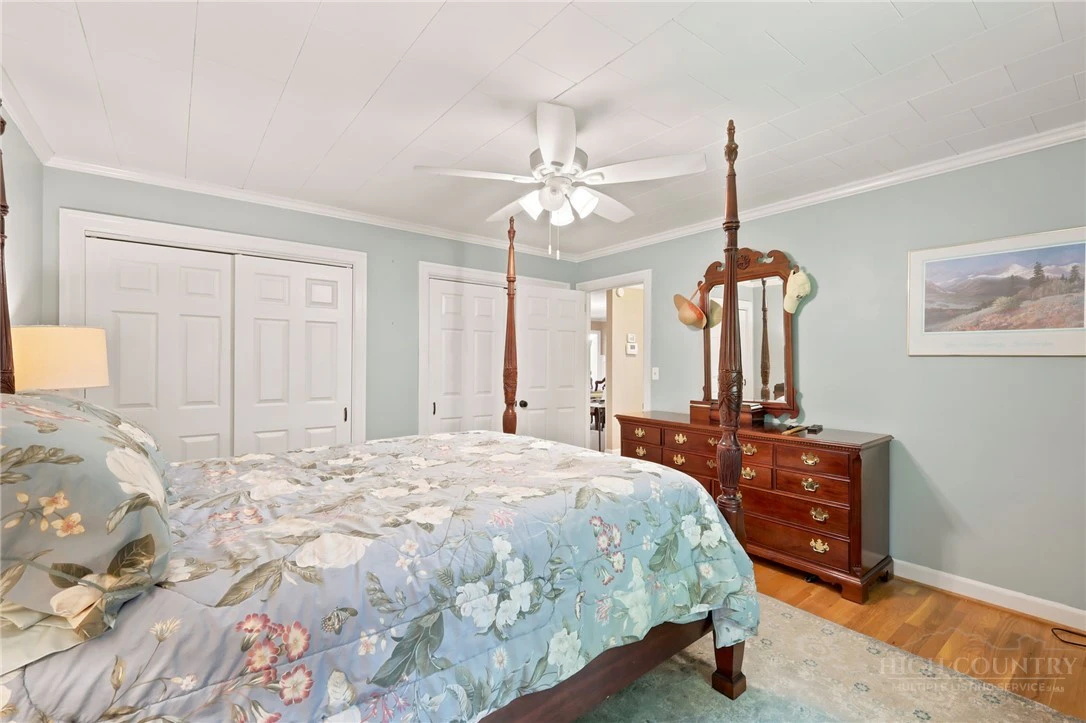 Image number 16 for the current listing