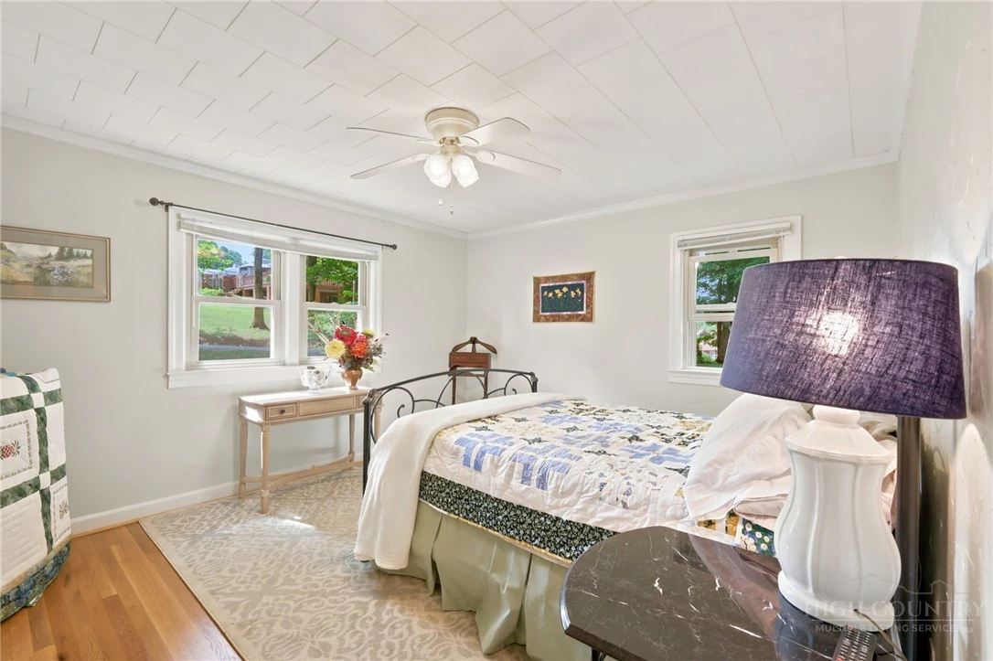 Image number 20 for the current listing