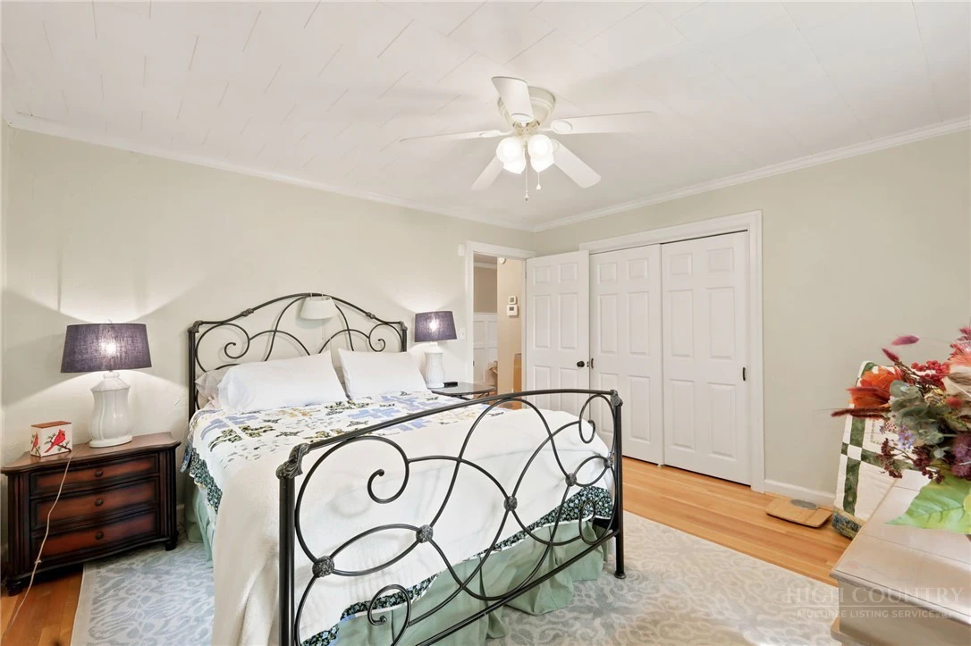 Image number 21 for the current listing
