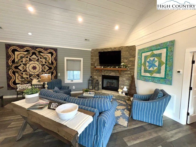 Image number 19 for the current listing