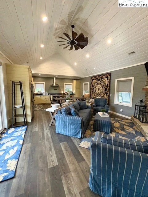 Image number 18 for the current listing
