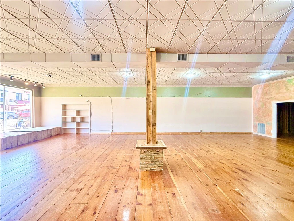 Image number 18 for the current listing