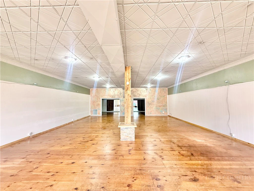 Image number 17 for the current listing