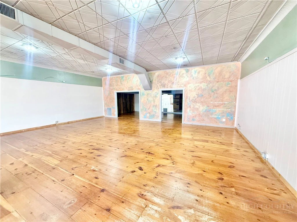 Image number 16 for the current listing