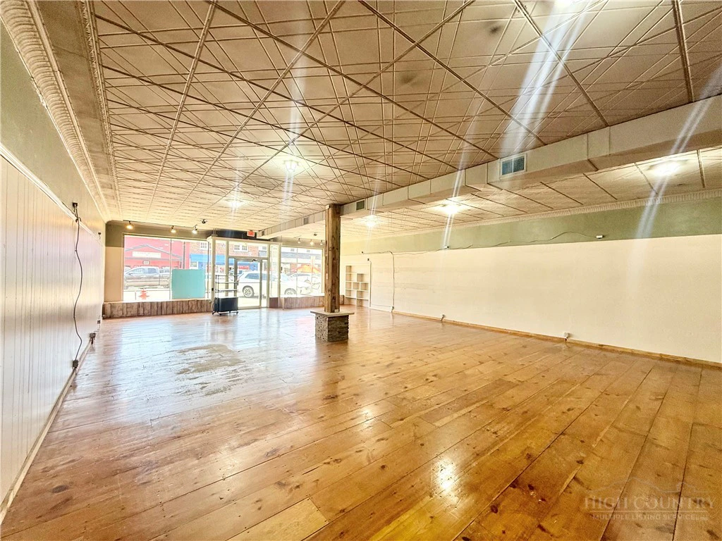 Image number 15 for the current listing