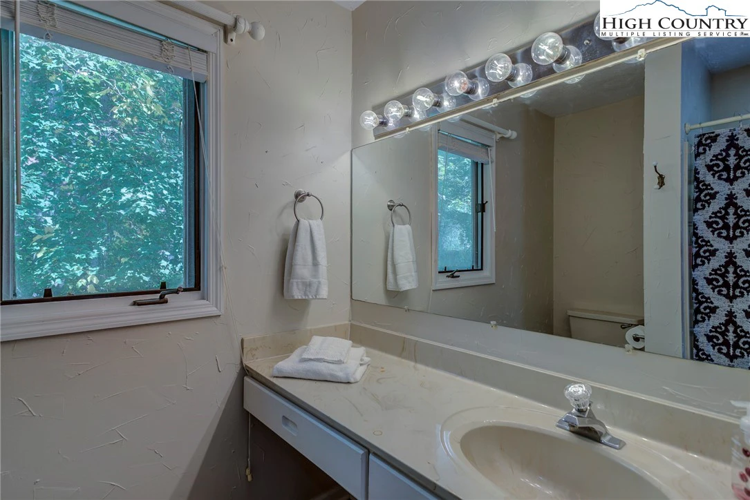 Image number 5 for the current listing