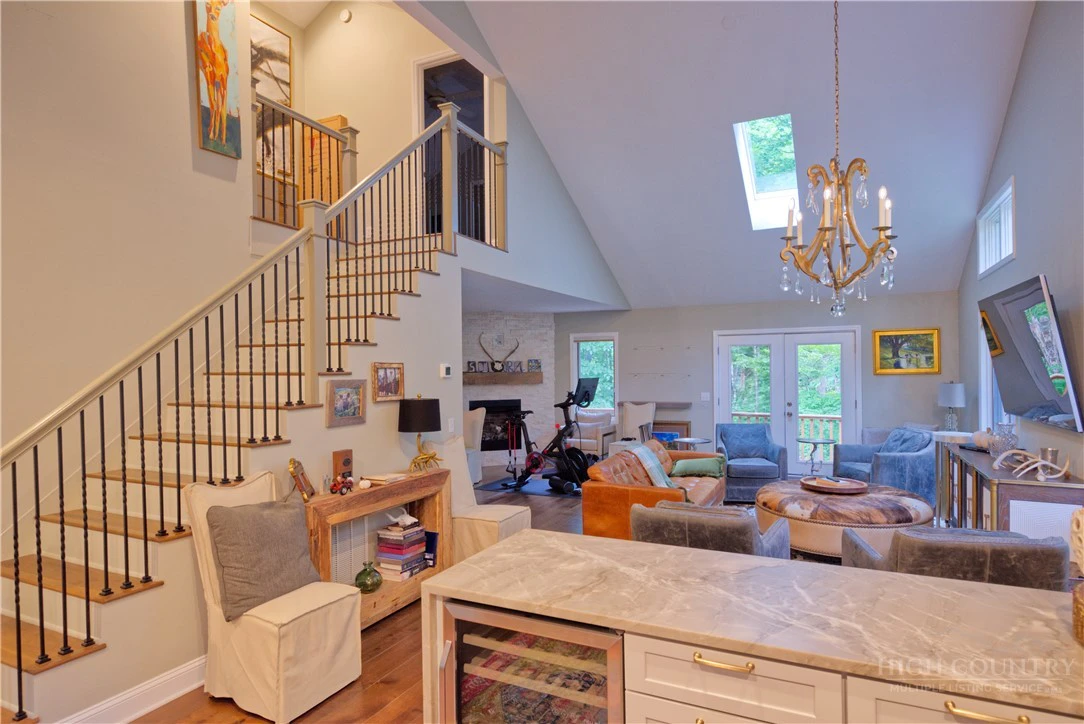 Image number 1 for the current listing