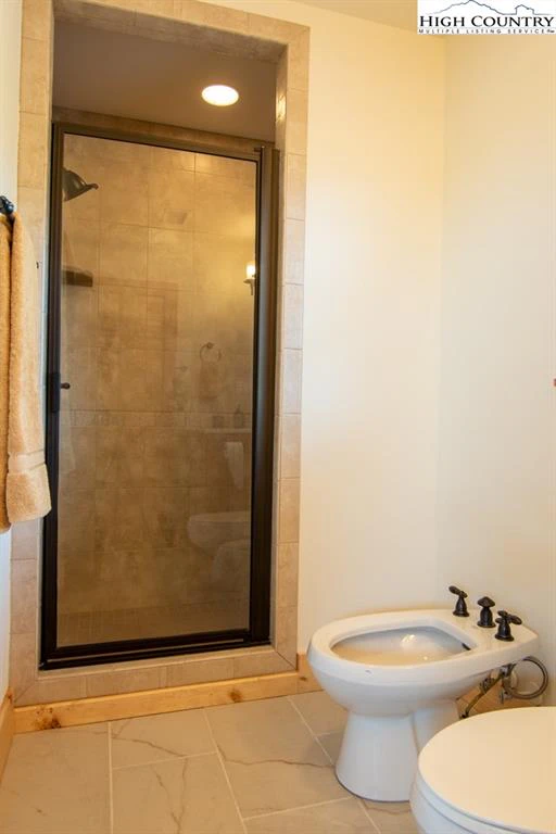 Image number 3 for the current listing
