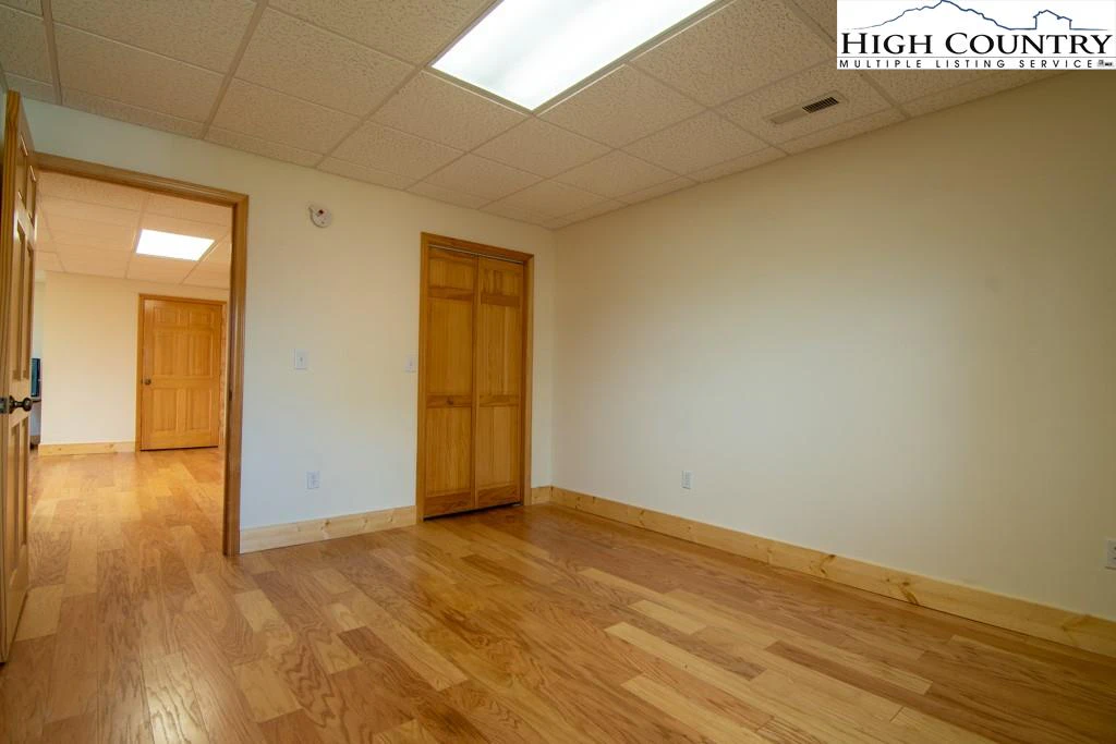 Image number 21 for the current listing