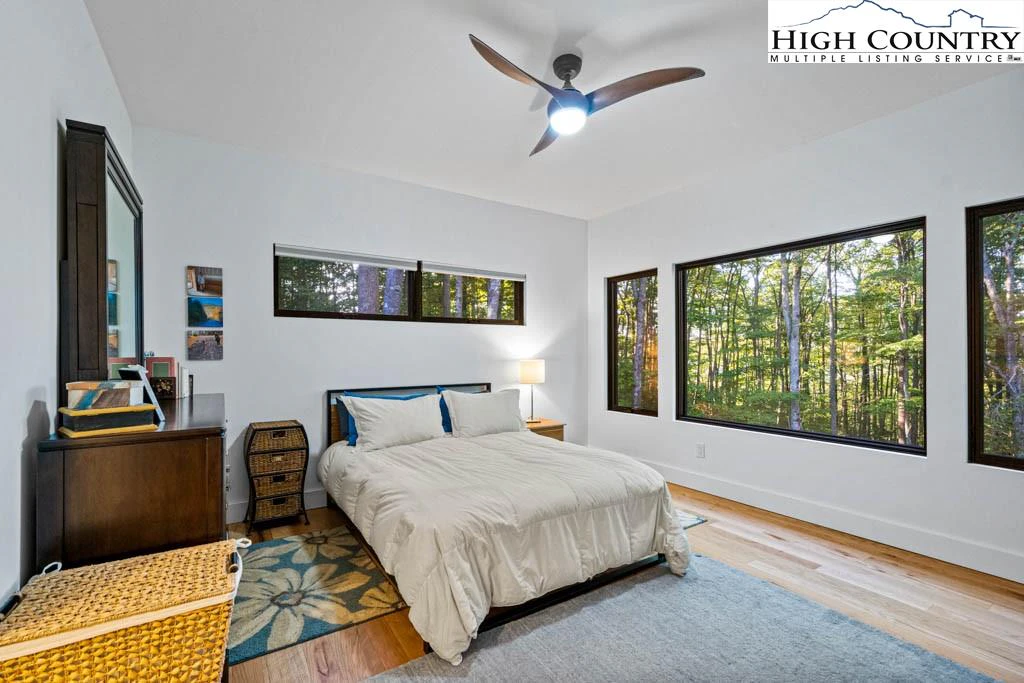 Image number 4 for the current listing