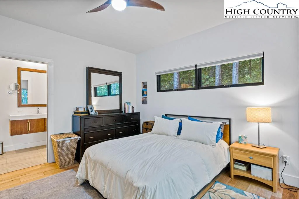 Image number 5 for the current listing