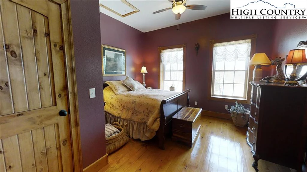 Image number 14 for the current listing