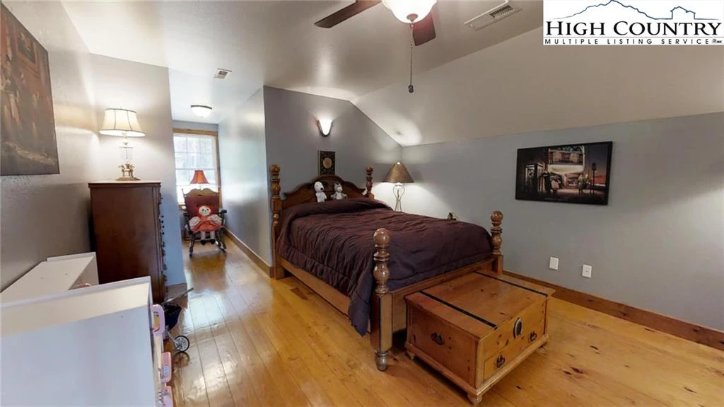 Image number 3 for the current listing