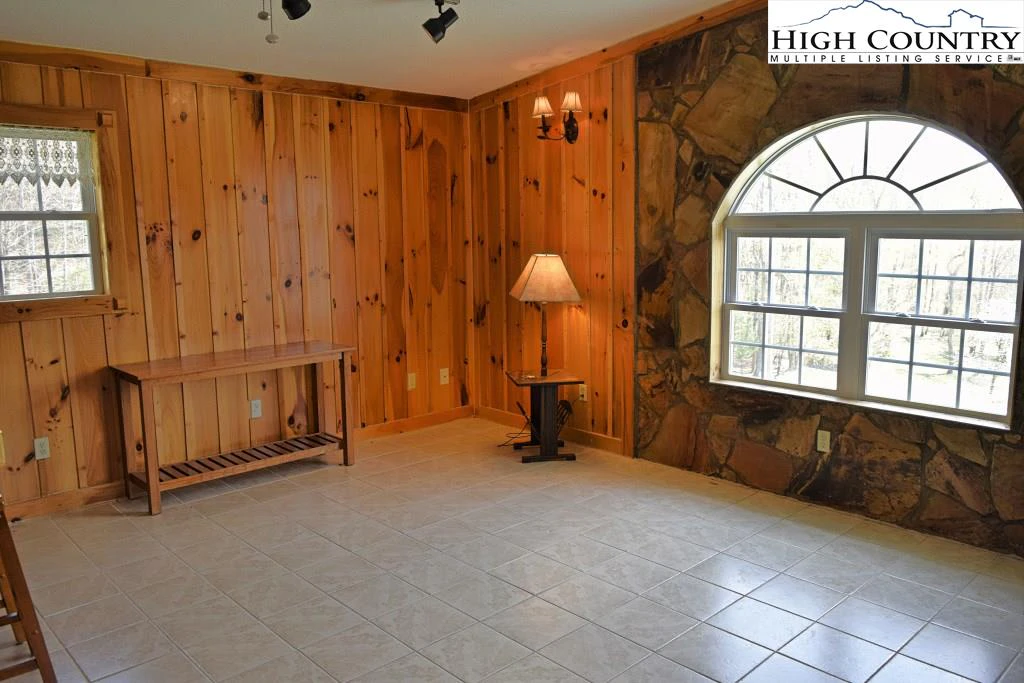 Image number 2 for the current listing