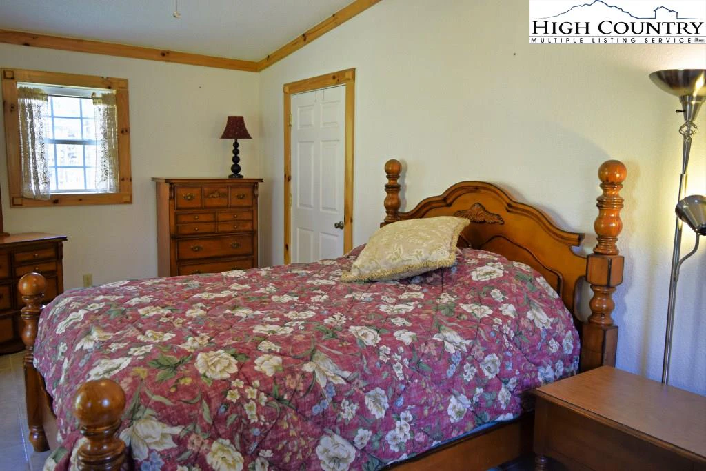 Image number 18 for the current listing