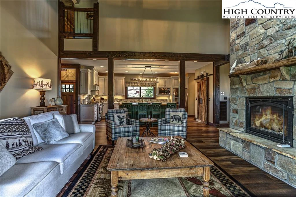 Image number 19 for the current listing