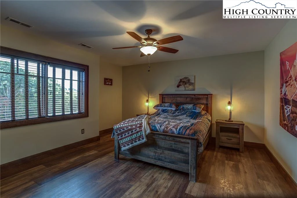Image number 8 for the current listing