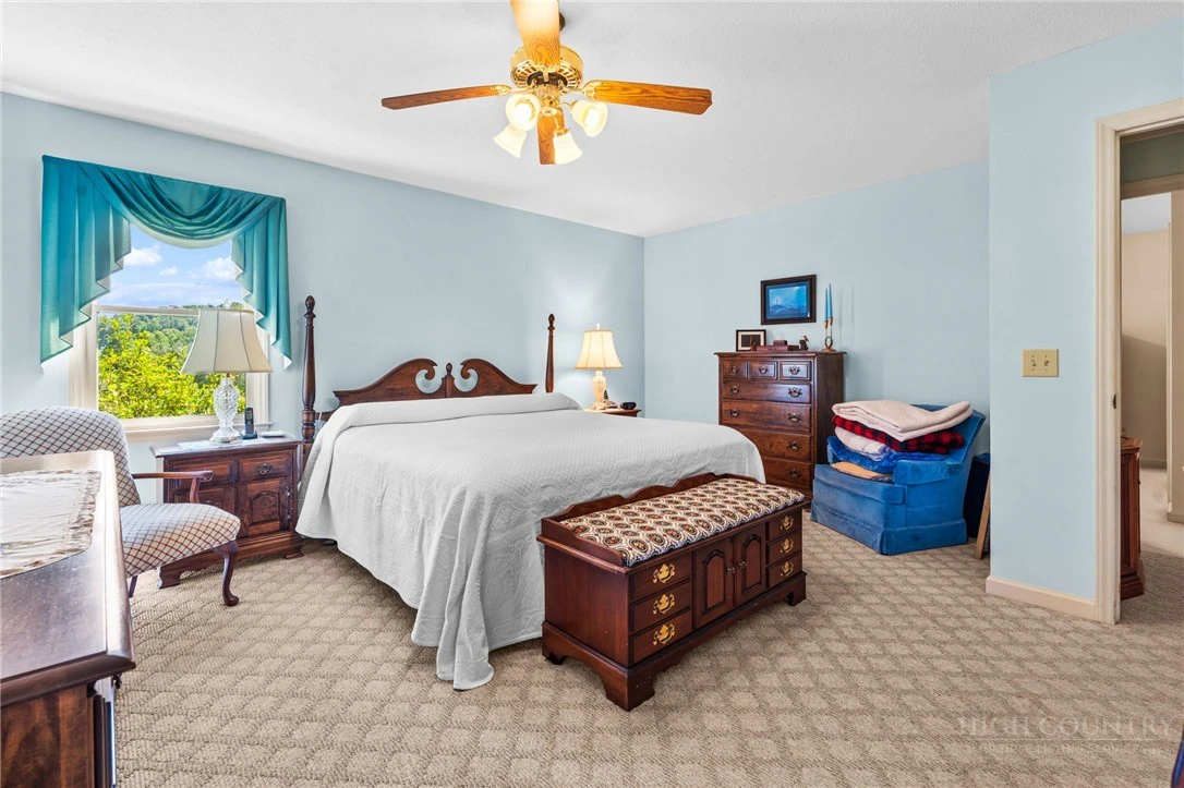 Image number 13 for the current listing