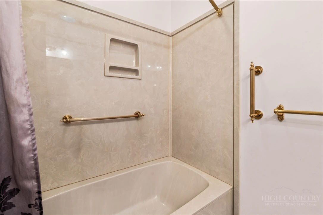 Image number 6 for the current listing