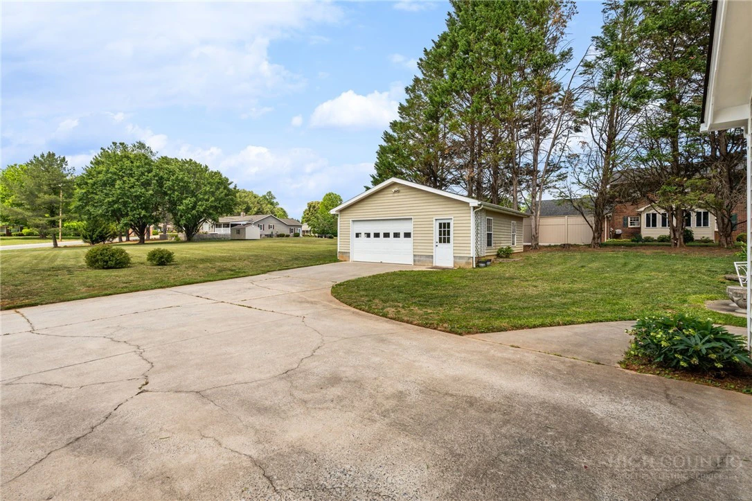 Image number 16 for the current listing
