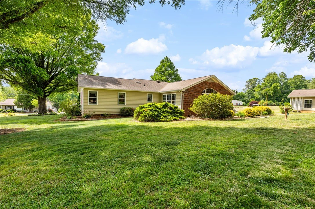 Image number 17 for the current listing