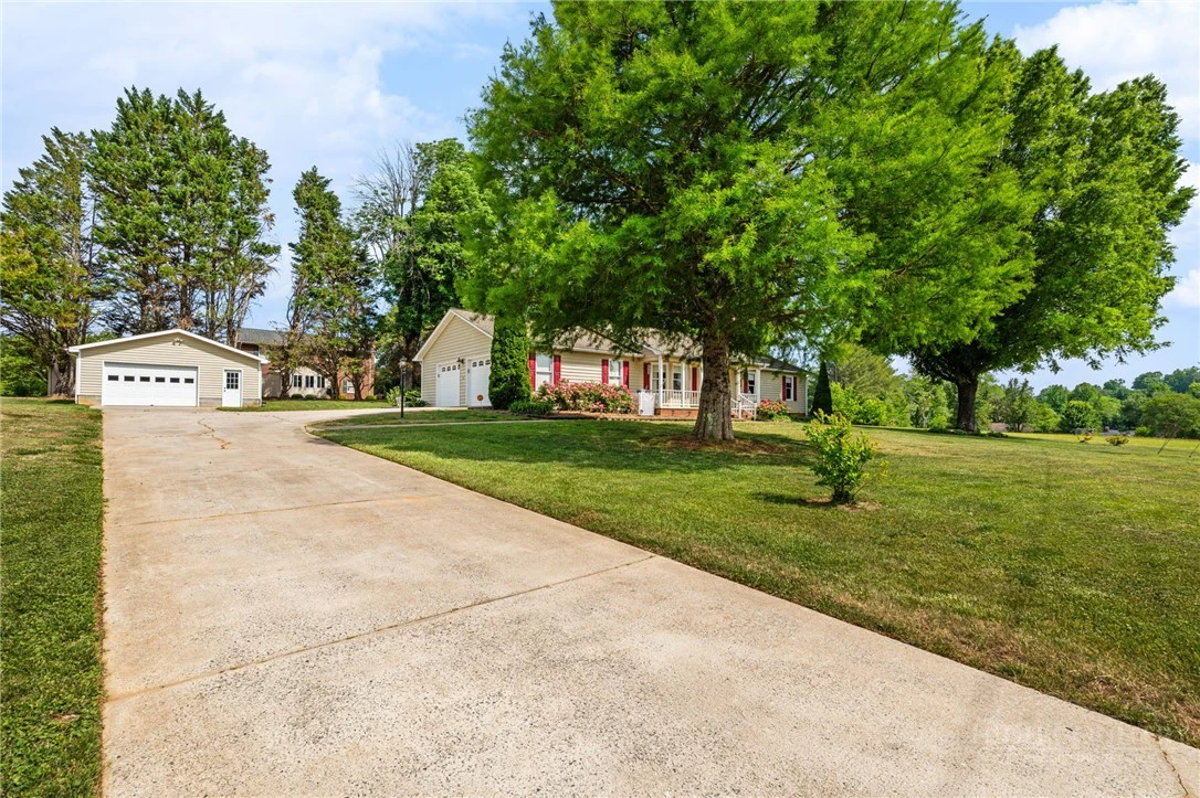 Image number 28 for the current listing