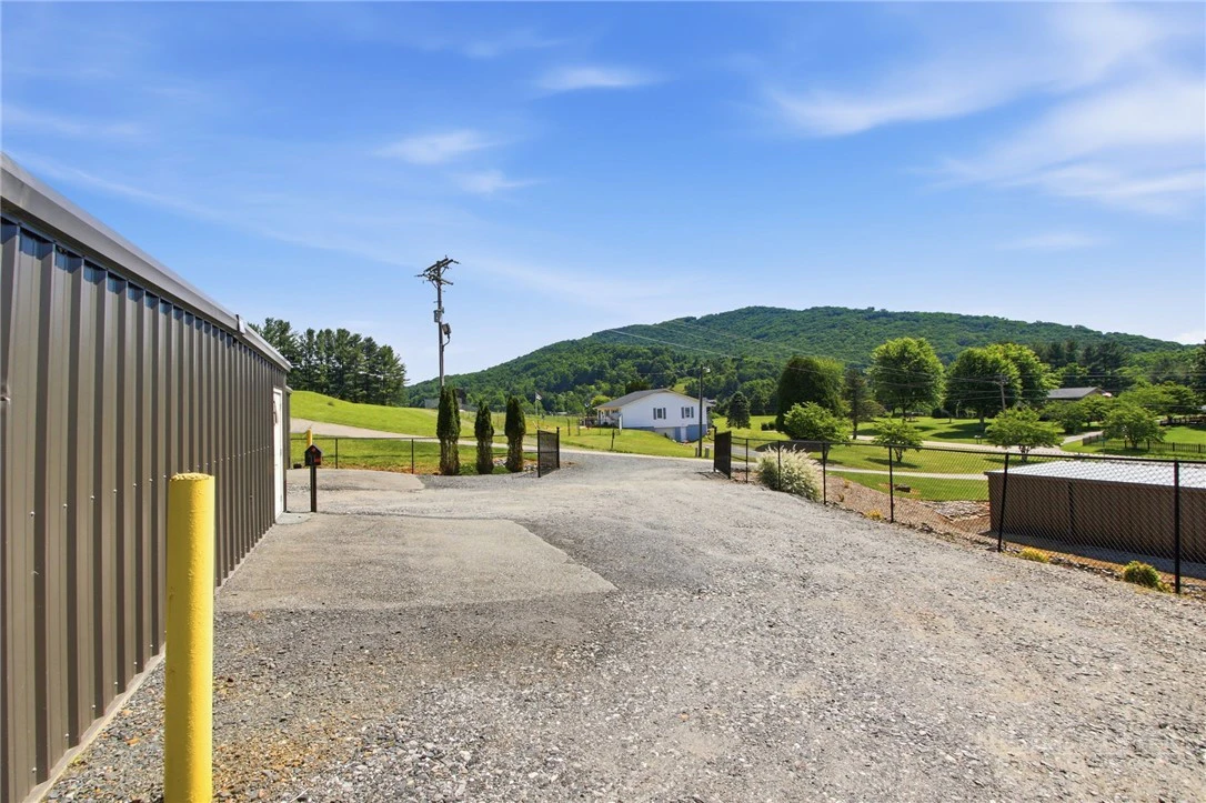 Image number 11 for the current listing