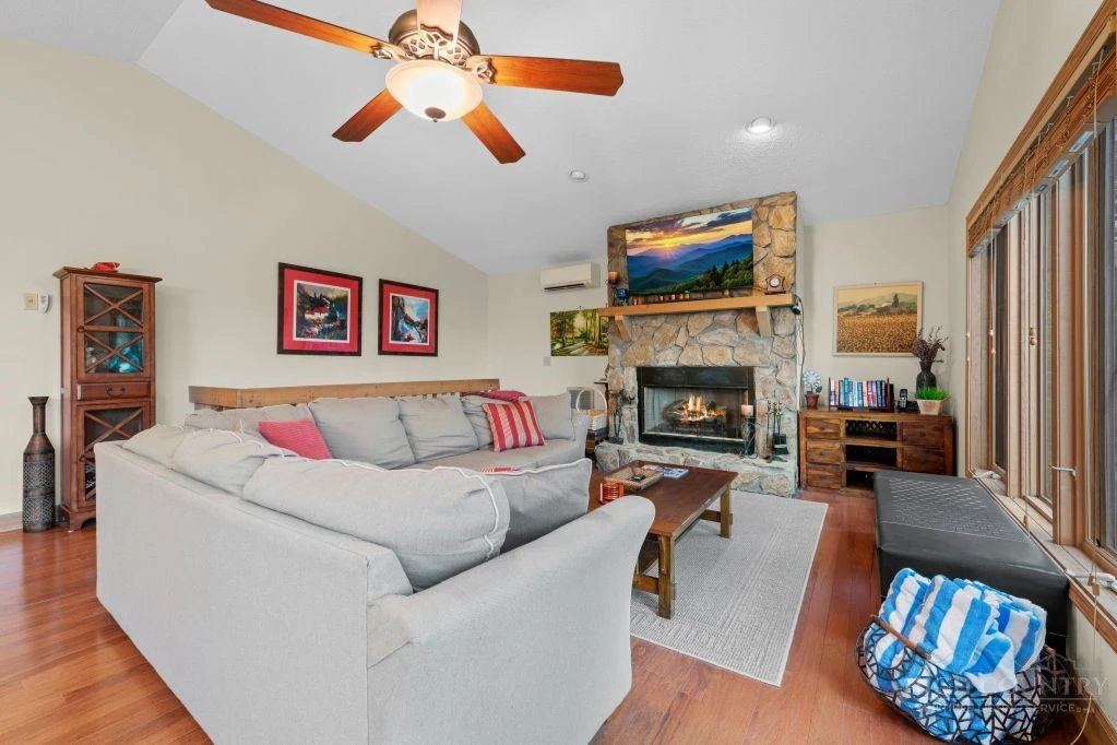 Image number 10 for the current listing