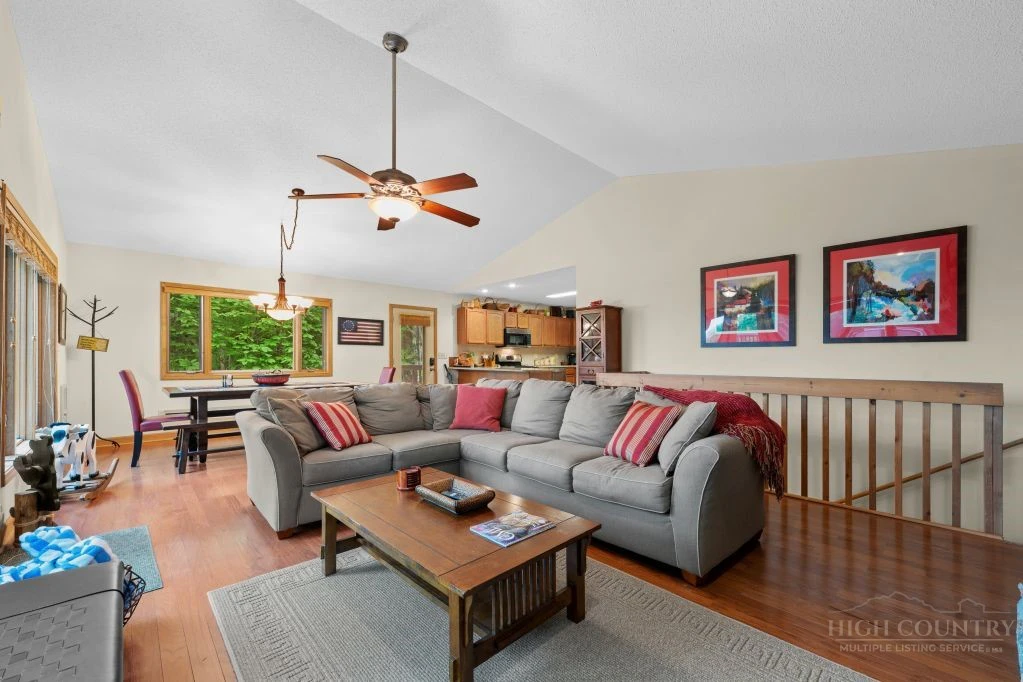 Image number 11 for the current listing