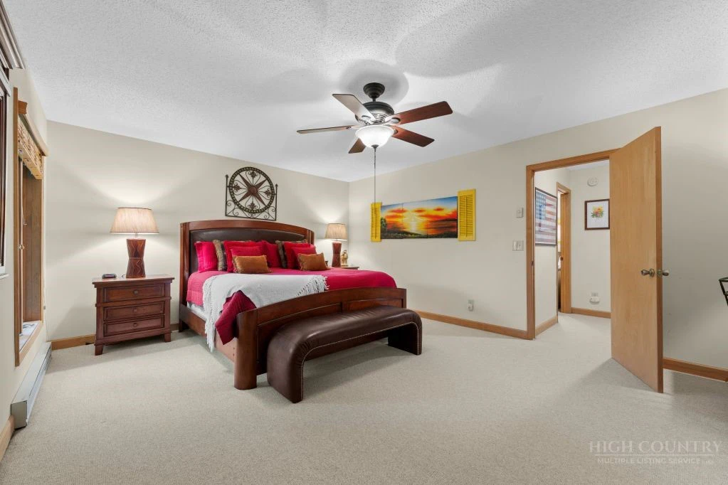 Image number 19 for the current listing