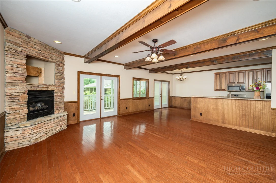 Image number 4 for the current listing