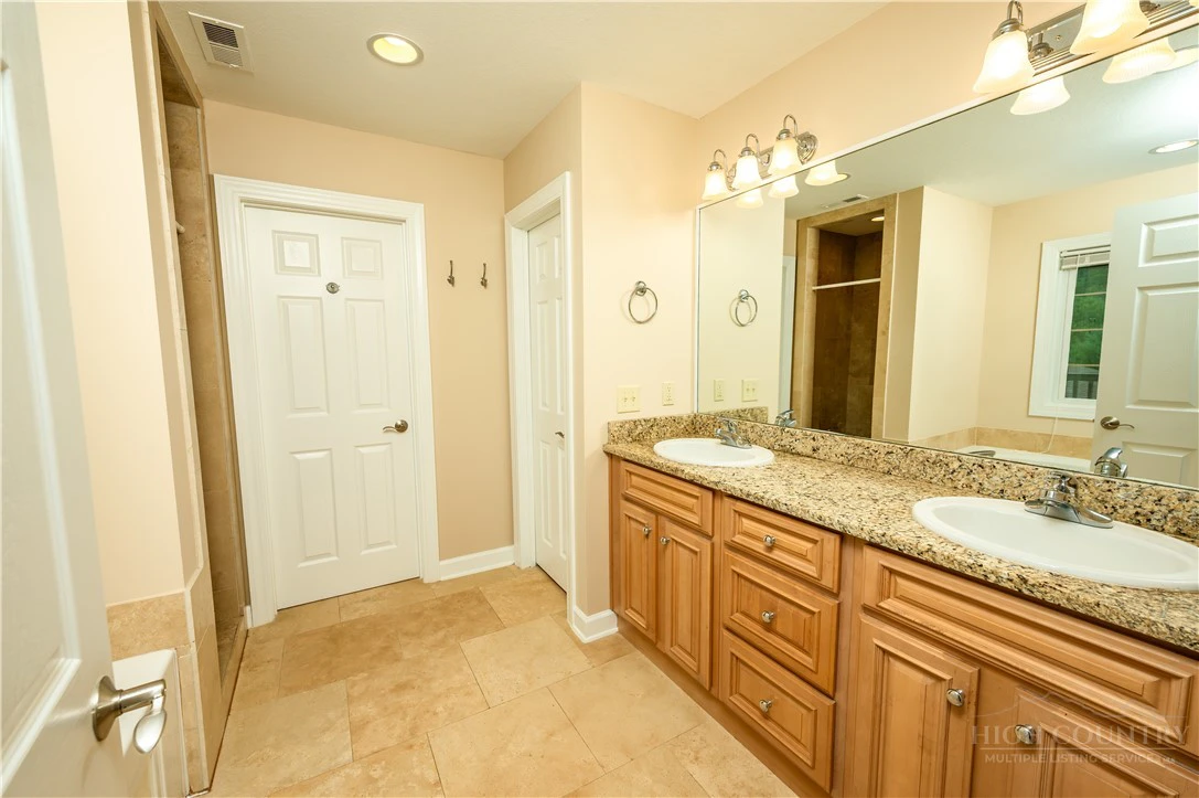 Image number 14 for the current listing