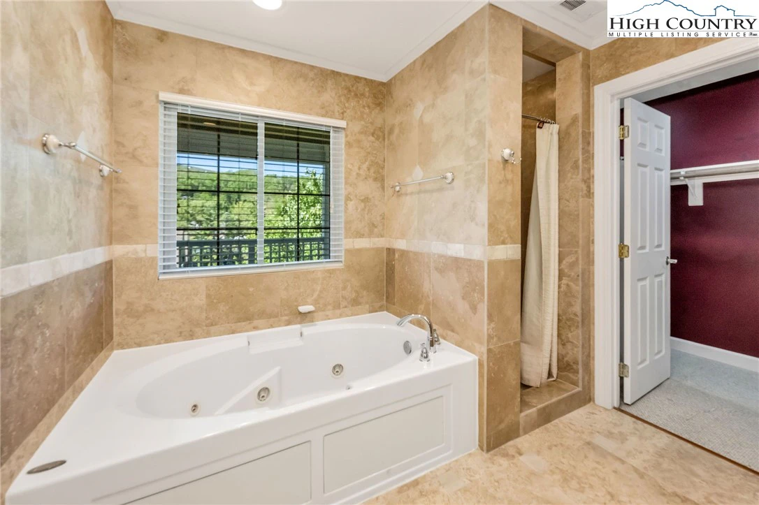 Image number 7 for the current listing