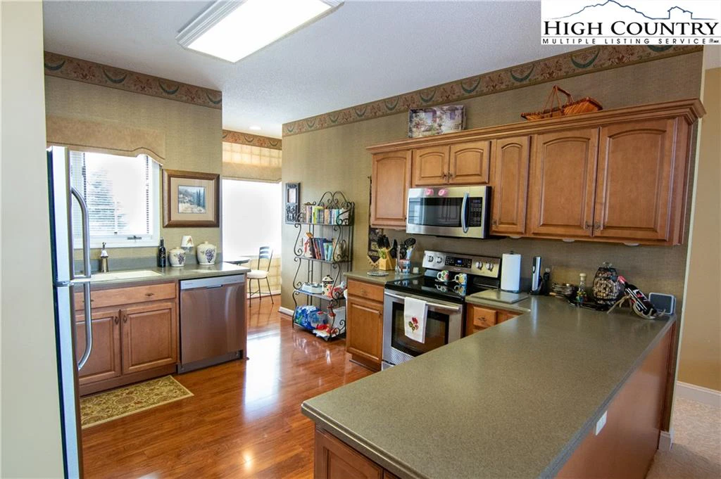 Image number 19 for the current listing