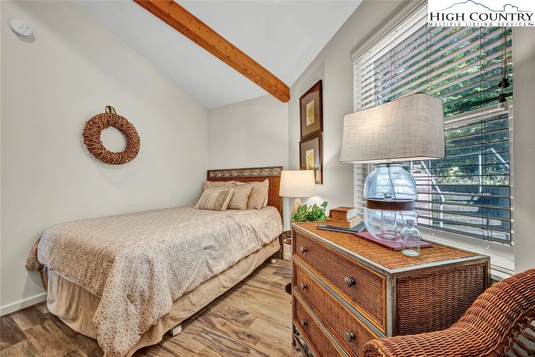 Image number 2 for the current listing