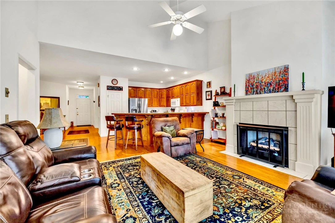 Image number 15 for the current listing