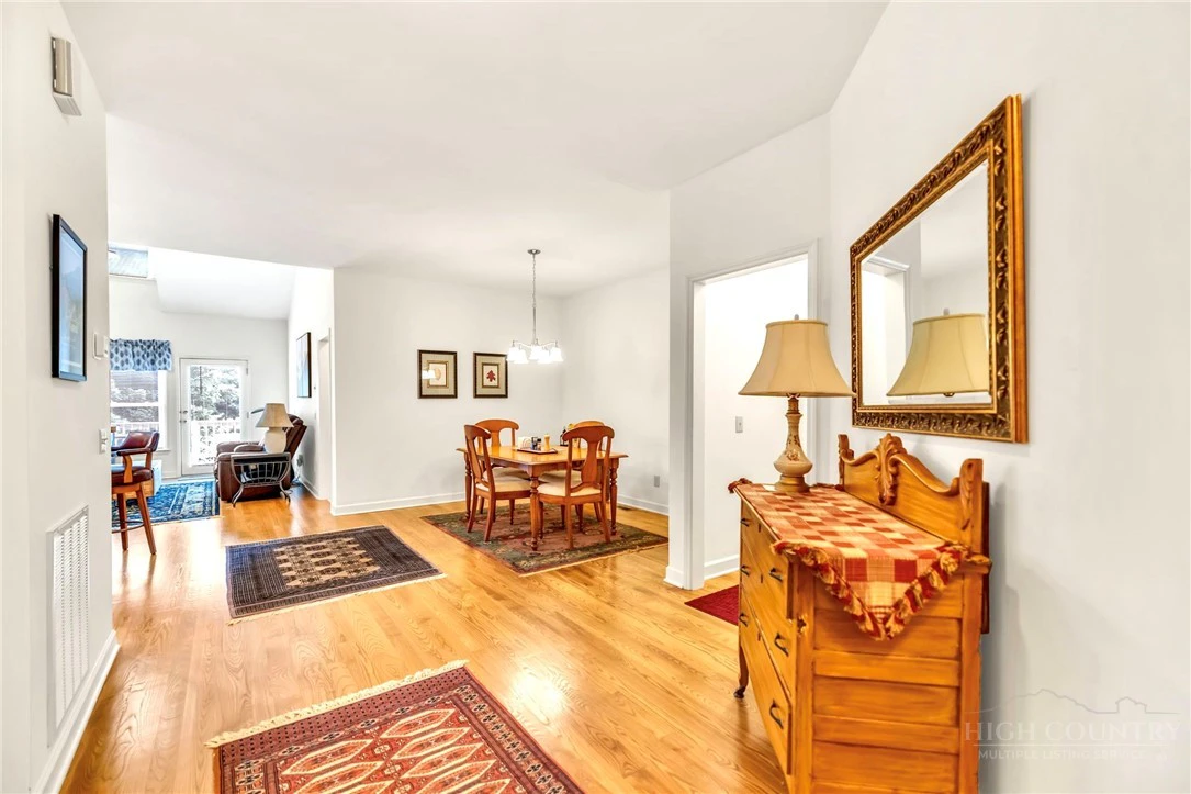 Image number 4 for the current listing
