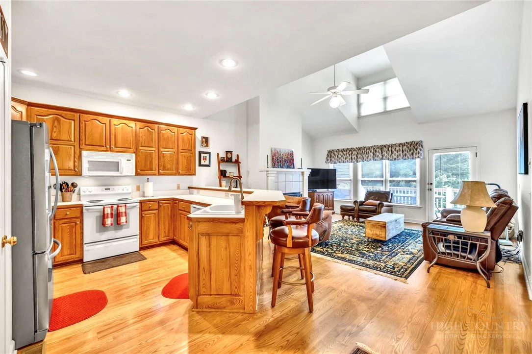 Image number 11 for the current listing