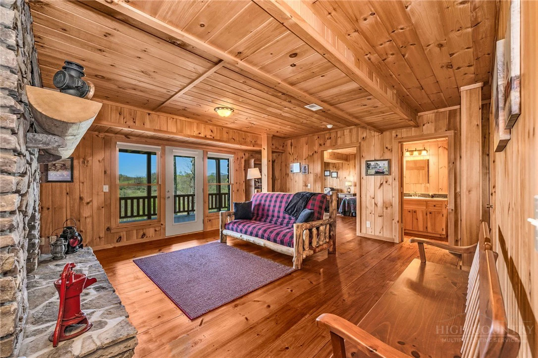 Image number 19 for the current listing
