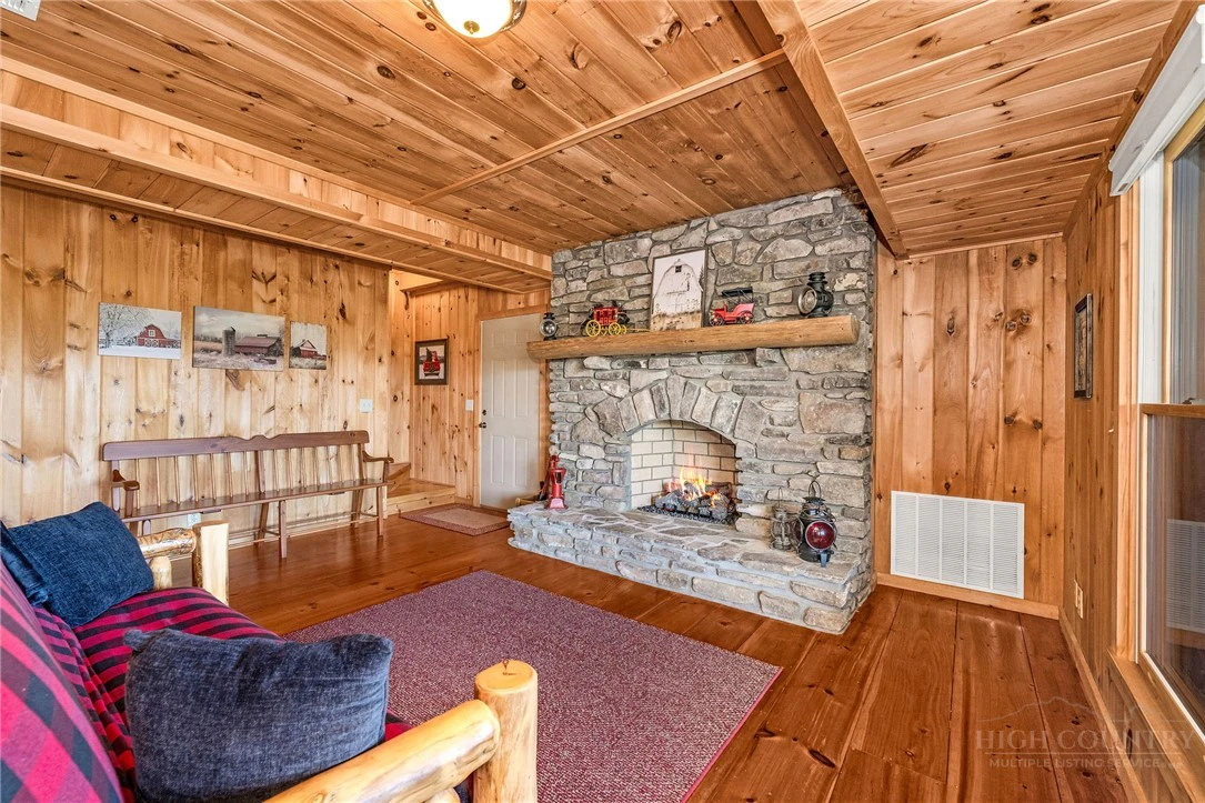 Image number 20 for the current listing