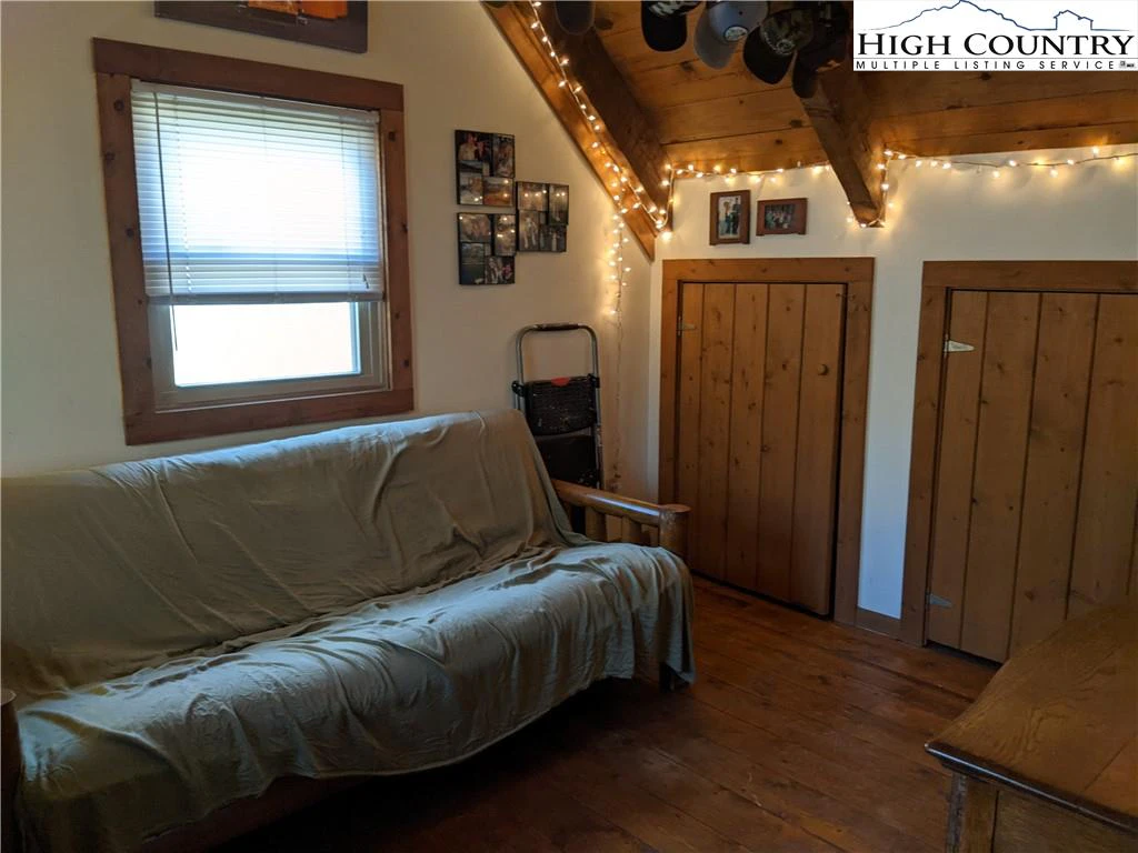 Image number 7 for the current listing