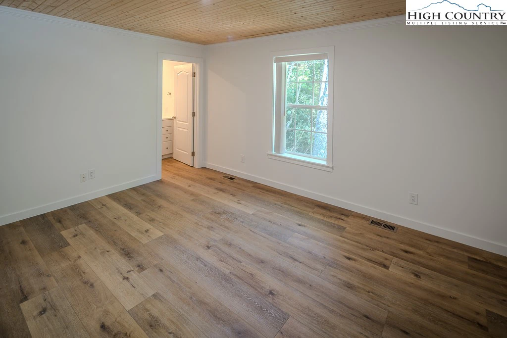 Image number 5 for the current listing