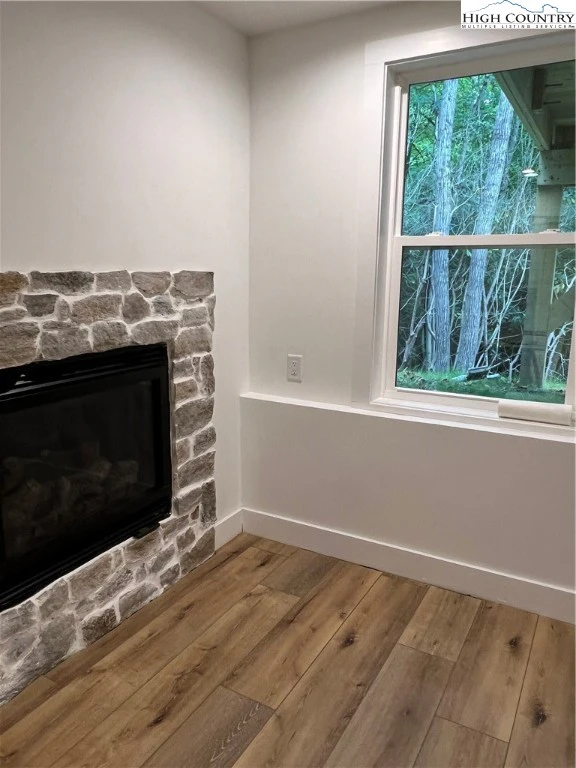 Image number 2 for the current listing